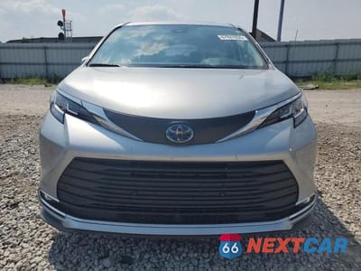 Piąte zdjęcie samochodu w środku: 2023 TOYOTA SIENNA XLE VIN:5TDYRKECXPS153998 - miniatura