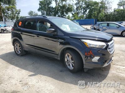 Czwarte zdjęcie samochodu z boku: 2018 FORD ESCAPE SE VIN:1FMCU0GD6JUC98117 - miniatura