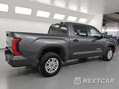 Trzecie zdjęcie samochodu z tyłu: 2024 TOYOTA TUNDRA CREWMAX SR VIN:5TFLA5DB5RX141878 - miniatura