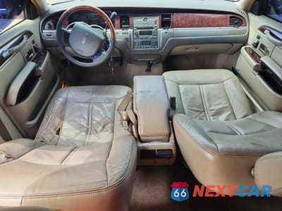 Zdjęcie 8 z 15 samochodu: 2008 LINCOLN TOWN CAR SIGNATURE LIMITED VIN:2LNHM82V68X635165 - miniatura