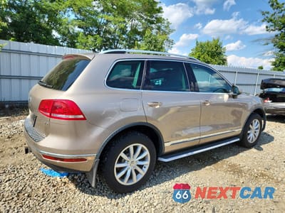Trzecie zdjęcie samochodu z tyłu: 2016 VOLKSWAGEN TOUAREG SPORT VIN:WVGEF9BP8GD003925 - miniatura