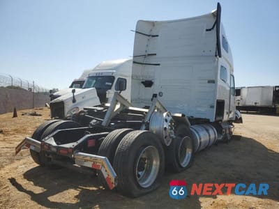 Czwarte zdjęcie samochodu z boku: 2025 VOLVO VN VNL VIN:4V4NC9EH8SN668168 - miniatura