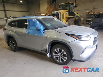 Czwarte zdjęcie samochodu z boku: 2021 TOYOTA HIGHLANDER XLE VIN:5TDGZRBH7MS557129 - miniatura