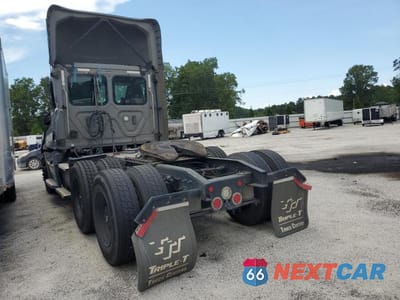 Trzecie zdjęcie samochodu z tyłu: 2022 FREIGHTLINER CASCADIA 126 SEMI TRUCK VIN:3AKJHLDR9NDNJ4539 - miniatura
