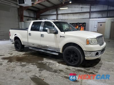 Czwarte zdjęcie samochodu z boku: 2007 LINCOLN MARK LT VIN:5LTPW18527FJ00852 - miniatura