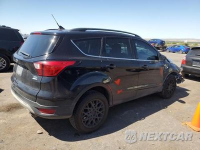 Trzecie zdjęcie samochodu z tyłu: 2019 FORD ESCAPE VIN:1FMCU9HD2KUB66721 - miniatura