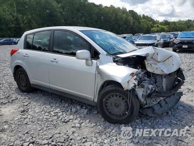 Czwarte zdjęcie samochodu z boku: 2009 NISSAN VERSA S VIN:3N1BC13E19L477326 - miniatura