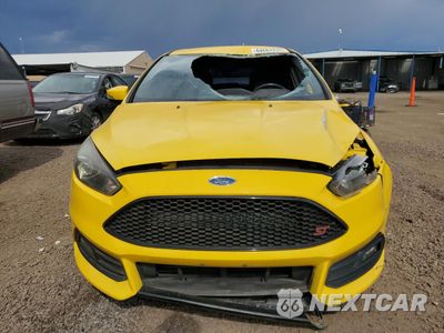 Piąte zdjęcie samochodu w środku: 2017 FORD FOCUS ST VIN:1FADP3L9XHL215037 - miniatura