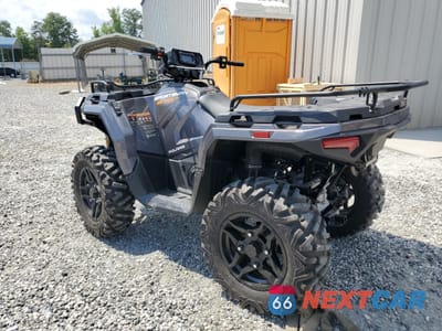 Trzecie zdjęcie samochodu z tyłu: 2023 POLARIS SPORTSMAN 570 PREMIUM VIN:4XASEZ574PA132291 - miniatura