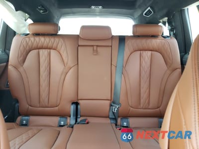 Zdjęcie 10 z 13 samochodu: 2025 BMW X7 M60I VIN:5UX33EM08S9X65854 - miniatura