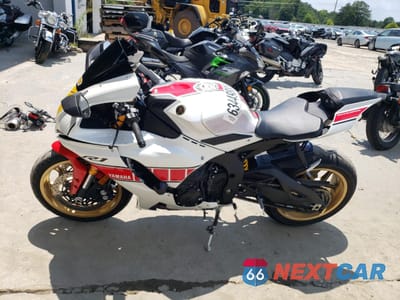 Trzecie zdjęcie samochodu z tyłu: 2022 YAMAHA YZFR1 VIN:JYARN66E3NA002028 - miniatura