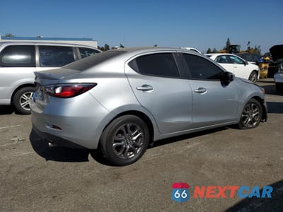 Trzecie zdjęcie samochodu z tyłu: 2019 TOYOTA YARIS L VIN:3MYDLBYV5KY511847 - miniatura