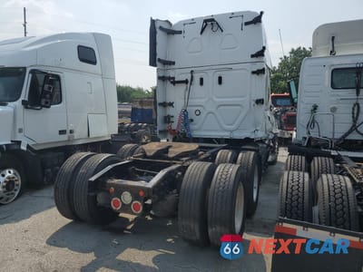 Czwarte zdjęcie samochodu z boku: 2018 FREIGHTLINER CASCADIA 126 SEMI TRUCK VIN:3AKJHHDR0JSJN4757 - miniatura