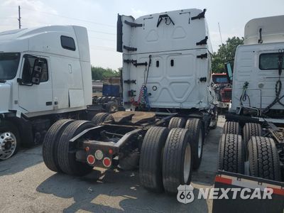 Czwarte zdjęcie samochodu z boku: 2018 FREIGHTLINER CASCADIA 126 SEMI TRUCK VIN:3AKJHHDR0JSJN4757 - miniatura
