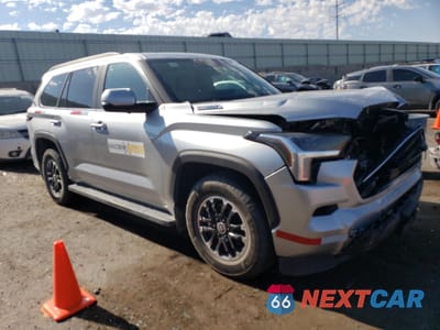 Czwarte zdjęcie samochodu z boku: 2024 TOYOTA SEQUOIA SR5 VIN:7SVAAABA3RX037079 - miniatura