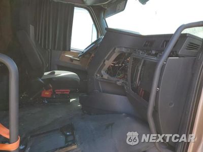 Piąte zdjęcie samochodu w środku: 2019 FREIGHTLINER CASCADIA 126 VIN:3AKJHHDV4KSJW8904 - miniatura