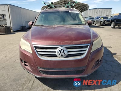 Piąte zdjęcie samochodu w środku: 2011 VOLKSWAGEN TIGUAN S VIN:WVGAV7AX4BW527089 - miniatura