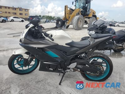 Trzecie zdjęcie samochodu z tyłu: 2024 YAMAHA YZFR3 A VIN:MH3RH18Y2RK017868 - miniatura