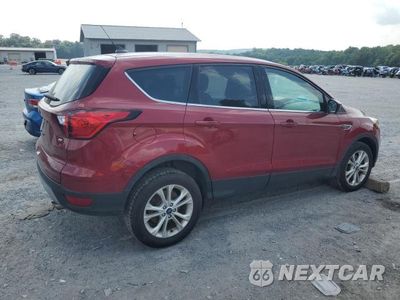 Trzecie zdjęcie samochodu z tyłu: 2019 FORD ESCAPE SE VIN:1FMCU9GD5KUC44362 - miniatura