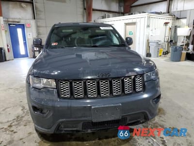 Piąte zdjęcie samochodu w środku: 2018 JEEP GRAND CHEROKEE LAREDO VIN:1C4RJFAG2JC244302 - miniatura
