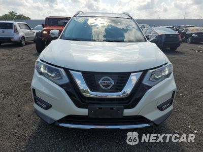 Piąte zdjęcie samochodu w środku: 2017 NISSAN ROGUE SV VIN:5N1AT2MV2HC733735 - miniatura