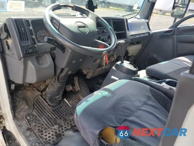 Zdjęcie 8 z 13 samochodu: 2013 ISUZU NPR HD VIN:54DC4W1B6DS800618 - miniatura