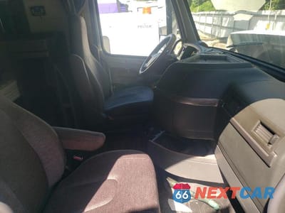 Piąte zdjęcie samochodu w środku: 2021 VOLVO VNR SEMI TRUCK VIN:4V4WC9EH0MN600339 - miniatura