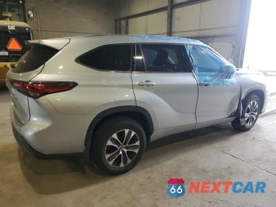 Trzecie zdjęcie samochodu z tyłu: 2021 TOYOTA HIGHLANDER XLE VIN:5TDGZRBH7MS557129 - miniatura