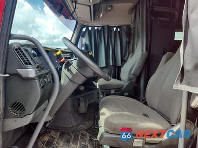 Piąte zdjęcie samochodu w środku: 2019 VOLVO VNL SEMI TRUCK VIN:4V4NC9EH6KN903828 - miniatura