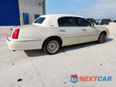 Trzecie zdjęcie samochodu z tyłu: 1999 LINCOLN TOWN CAR CARTIER VIN:1LNHM83W0XY607285 - miniatura