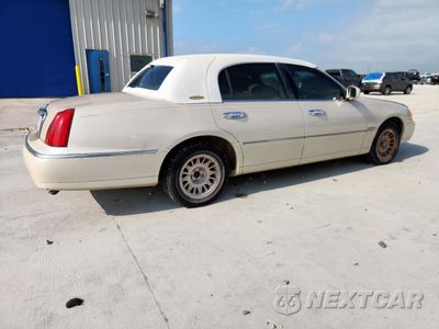 Trzecie zdjęcie samochodu z tyłu: 1999 LINCOLN TOWN CAR CARTIER VIN:1LNHM83W0XY607285 - miniatura