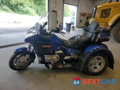 Trzecie zdjęcie samochodu z tyłu: 1993 HONDA GL1500 SE VIN:1HFSC223XPA500437 - miniatura