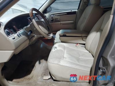 Zdjęcie 7 z 14 samochodu: 2008 LINCOLN TOWN CAR SIGNATURE LIMITED VIN:2LNHM82W48X649915 - miniatura