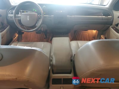 Zdjęcie 8 z 14 samochodu: 2006 LINCOLN TOWN CAR SIGNATURE VIN:1LNHM81V46Y650469 - miniatura