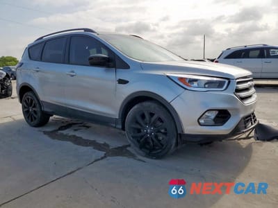 Czwarte zdjęcie samochodu z boku: 2017 FORD ESCAPE SE VIN:1FMCU0GD1HUD15982 - miniatura