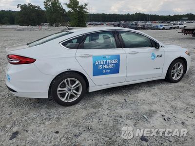 Trzecie zdjęcie samochodu z tyłu: 2018 FORD FUSION SE HYBRID VIN:3FA6P0LU3JR261599 - miniatura