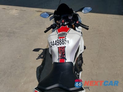 Zdjęcie 6 z 11 samochodu: 2022 YAMAHA YZFR1 VIN:JYARN66E3NA002028 - miniatura