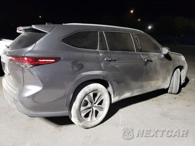 Trzecie zdjęcie samochodu z tyłu: 2022 TOYOTA HIGHLANDER XLE VIN:5TDGZRAH7NS139298 - miniatura