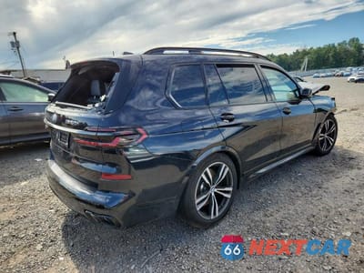 Trzecie zdjęcie samochodu z tyłu: 2025 BMW X7 M60I VIN:5UX33EM07S9X73329 - miniatura