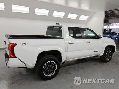 Trzecie zdjęcie samochodu z tyłu: 2024 TOYOTA TACOMA DOUBLE CAB VIN:3TMKB5FN1RM008637 - miniatura