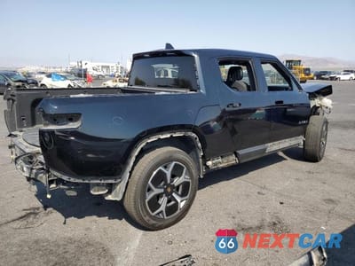 Trzecie zdjęcie samochodu z tyłu: 2023 RIVIAN R1T ADVENTURE VIN:7FCTGBAA5PN028055 - miniatura