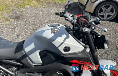 Piąte zdjęcie samochodu w środku: 2019 YAMAHA MT09 VIN:JYARN53E0KA004605 - miniatura