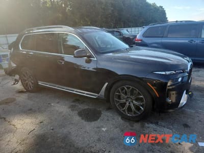 Czwarte zdjęcie samochodu z boku: 2024 BMW X7 XDRIVE40I VIN:5UX23EM01R9S23713 - miniatura