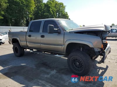 Czwarte zdjęcie samochodu z boku: 2006 CHEVROLET SILVERADO K2500 HEAVY DUTY VIN:1GCHK23276F136797 - miniatura