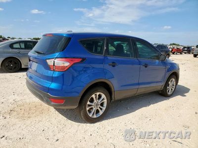 Trzecie zdjęcie samochodu z tyłu: 2018 FORD ESCAPE S VIN:1FMCU0F72JUA54282 - miniatura