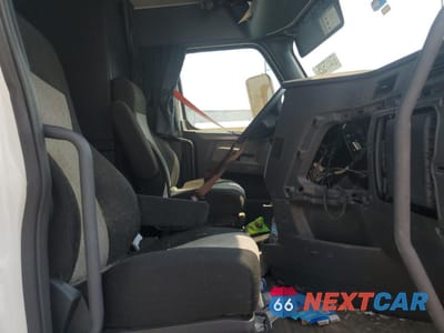 Piąte zdjęcie samochodu w środku: 2018 FREIGHTLINER CASCADIA 126 SEMI TRUCK VIN:3AKJHHDR0JSJN4757 - miniatura