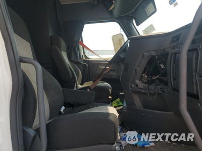 Piąte zdjęcie samochodu w środku: 2018 FREIGHTLINER CASCADIA 126 SEMI TRUCK VIN:3AKJHHDR0JSJN4757 - miniatura