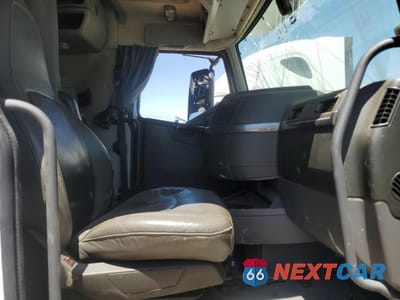 Piąte zdjęcie samochodu w środku: 2025 VOLVO VN VNL VIN:4V4NC9EH8SN668168 - miniatura