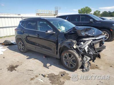 Czwarte zdjęcie samochodu z boku: 2023 KIA SELTOS S VIN:KNDEU2AA8P7386195 - miniatura
