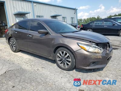 Czwarte zdjęcie samochodu z boku: 2017 NISSAN ALTIMA 2.5 VIN:1N4AL3AP6HC190038 - miniatura